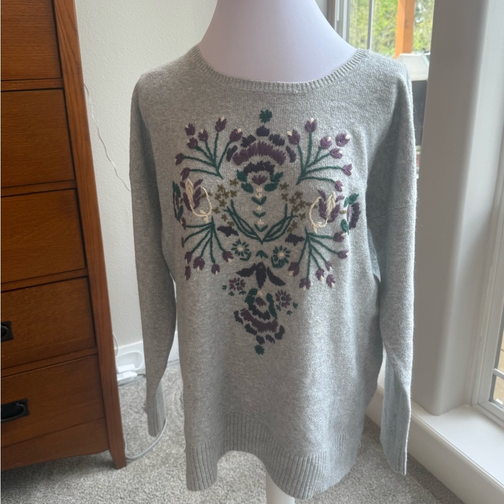 Sonoma Gray Crewneck Sweater with Purple & Green Floral Intarsia 094